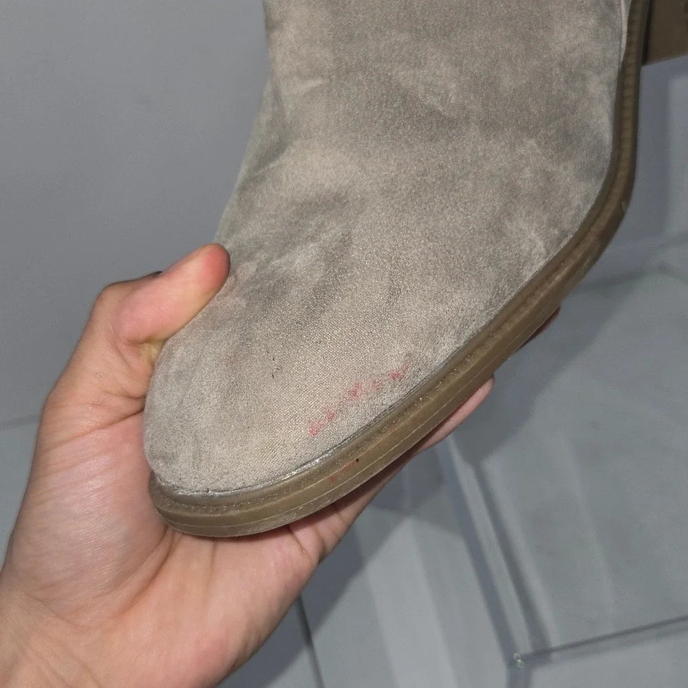 Liz Claiborne Emberly Taupe Faux Suede Croc Ankle Boots Memory Foam 9M 100-3550